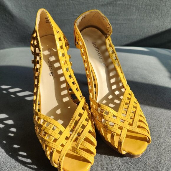 Vintage y2k DOLLHOUSE Yellow Basket Weave Cage Pumps with Wooden Heel. Size 7. - Picture 3 of 5